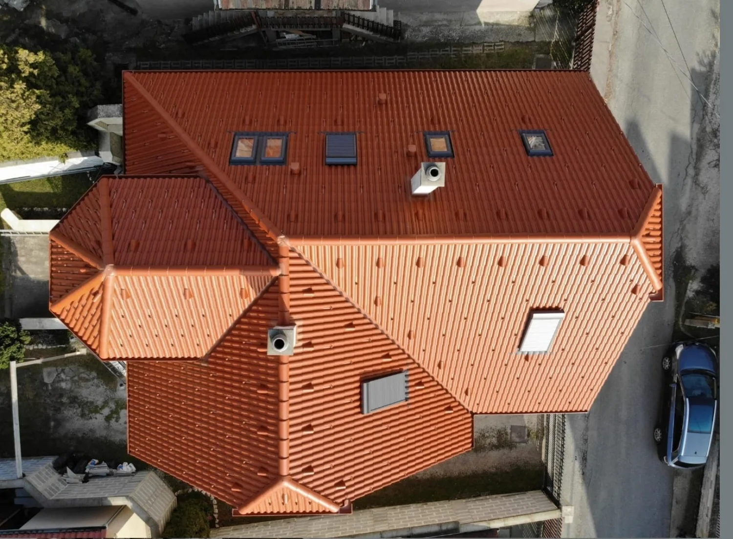 Acoperiș din țiglă ceramică portocalie cu ferestre de mansardă