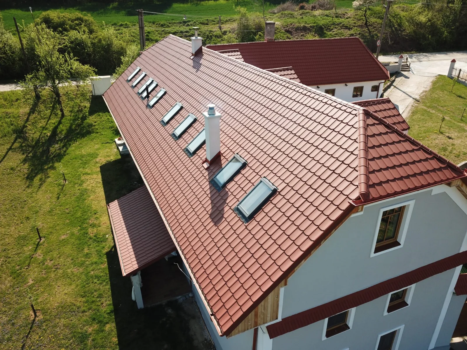 Acoperiș din țiglă cu ferestre de mansardă, văzut din dronă
