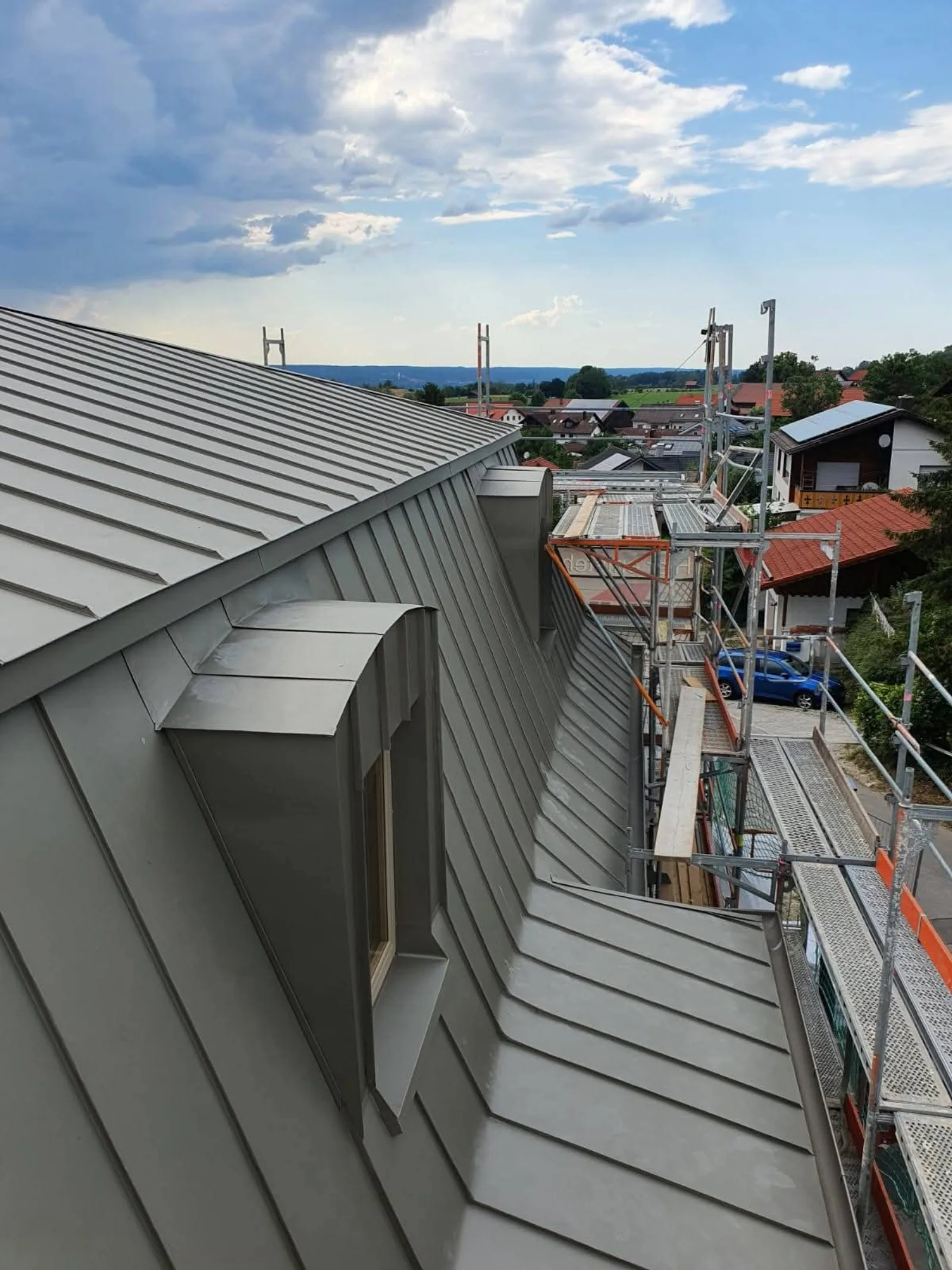 Acoperiș din tablă fălțuită pe o casă modernă