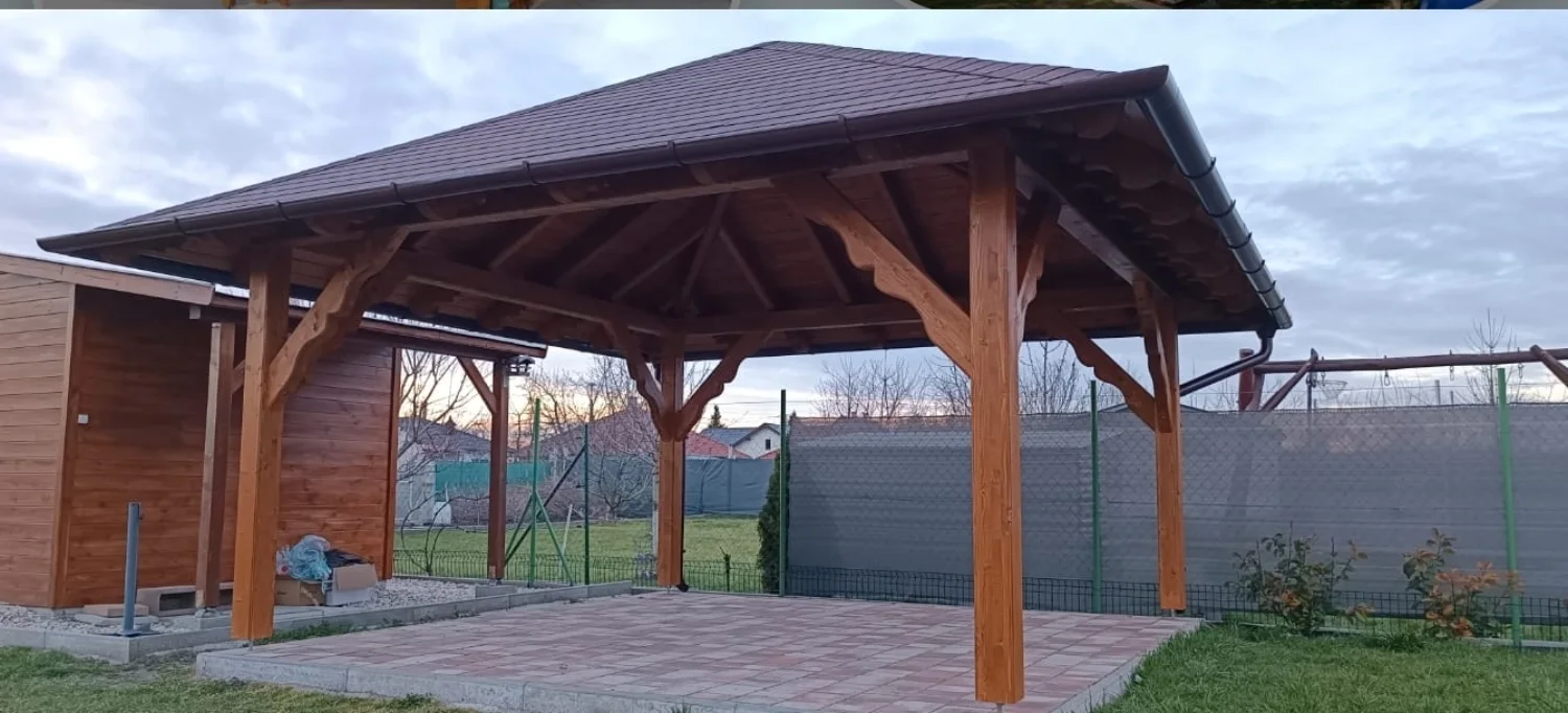 Foișor din lemn masiv cu acoperiș în patru ape, montat pe pavaj