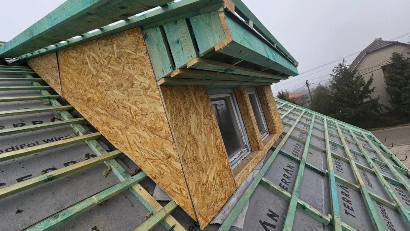 Lucarnă în construcție, cu structură de lemn și astereală din OSB