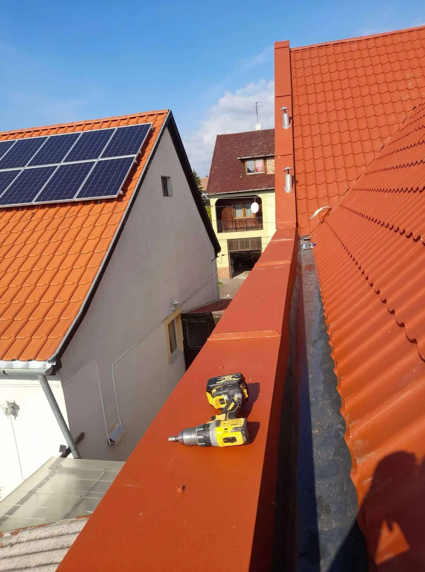 Montaj în lucru pe un acoperiș cu panouri solare