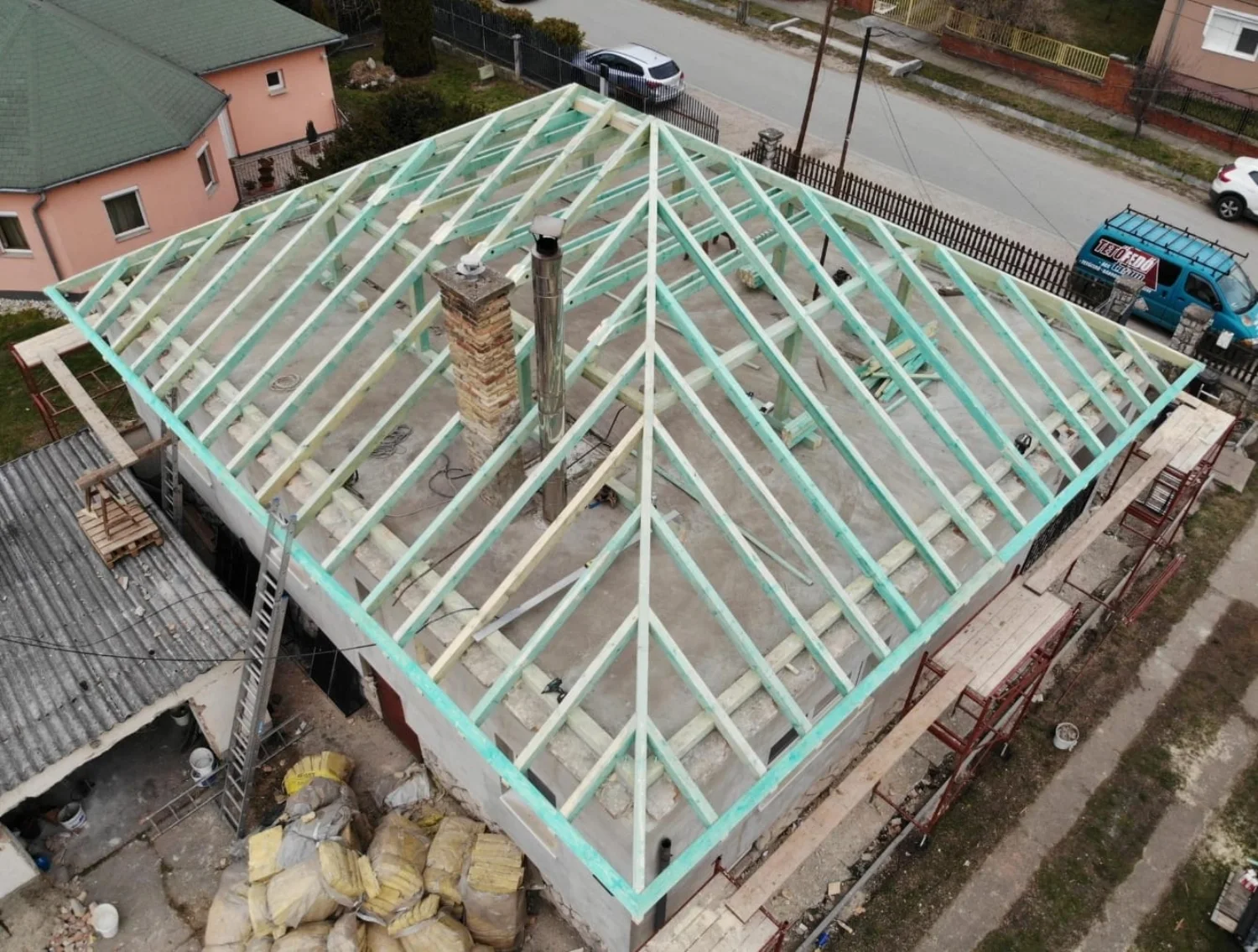 Structură de lemn tratat pe o casă în construcție