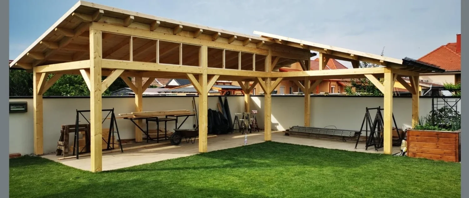 Terasă acoperită din lemn, cu structură deschisă spre grădină