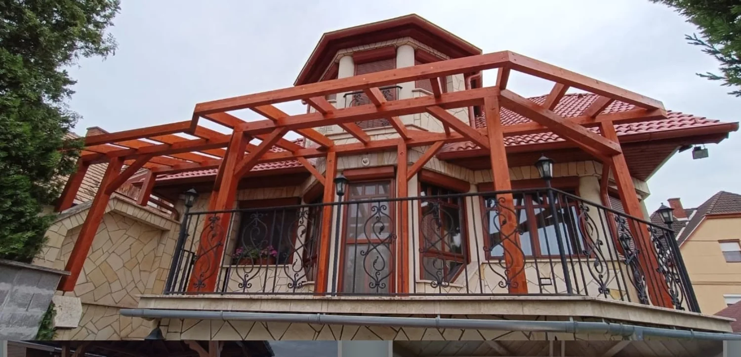 Terasă din lemn vopsit, la etaj, cu balustradă metalică